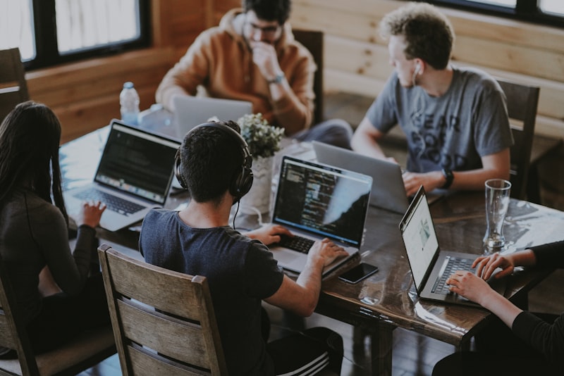 Colaboradores del estudio analizando un guión